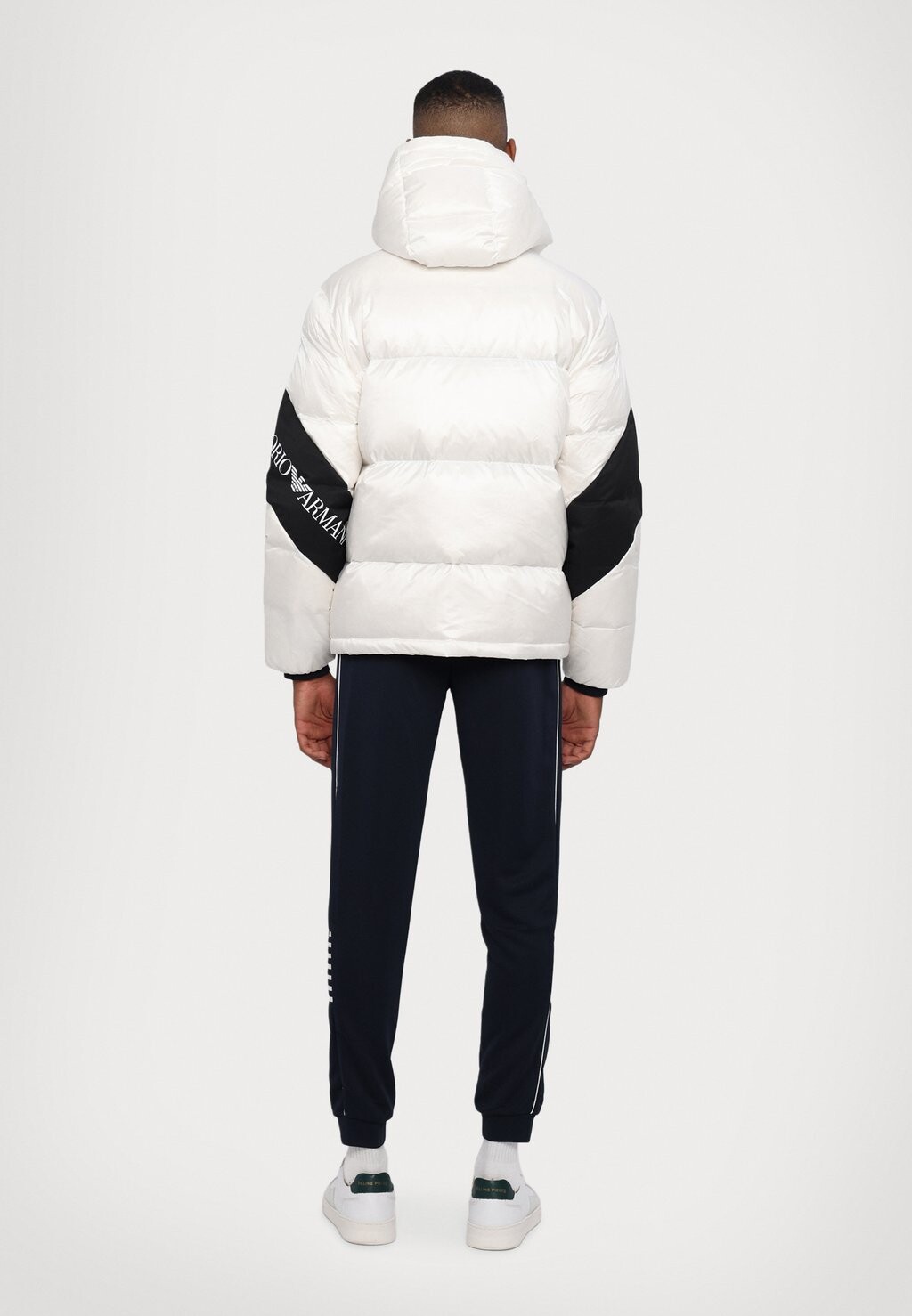 

Пуховик GIACCA EA7 Emporio Armani, белый