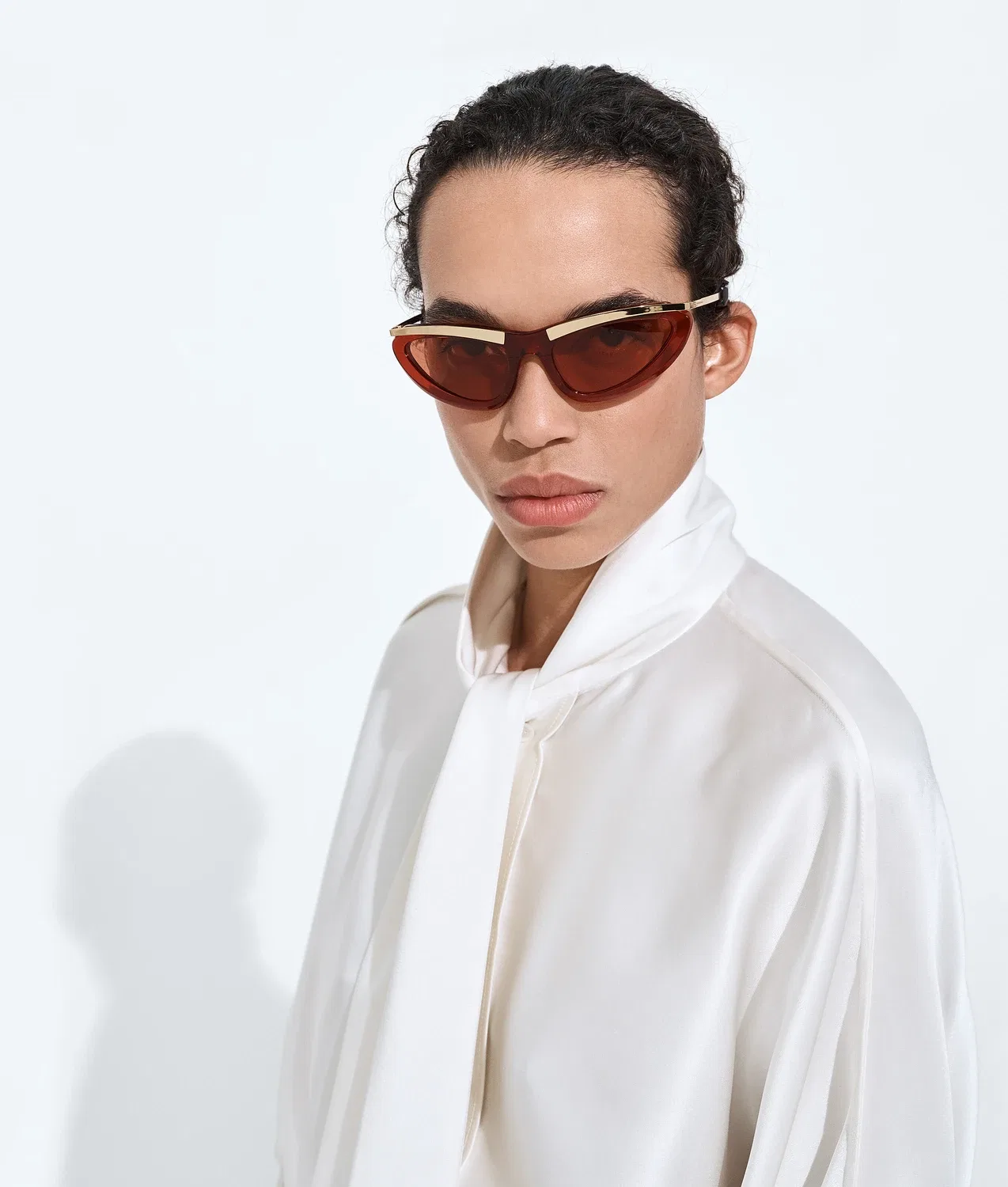 Солнцезащитные очки BOTTEGA VENETA Prisma Cat Eye, красный — фото 2