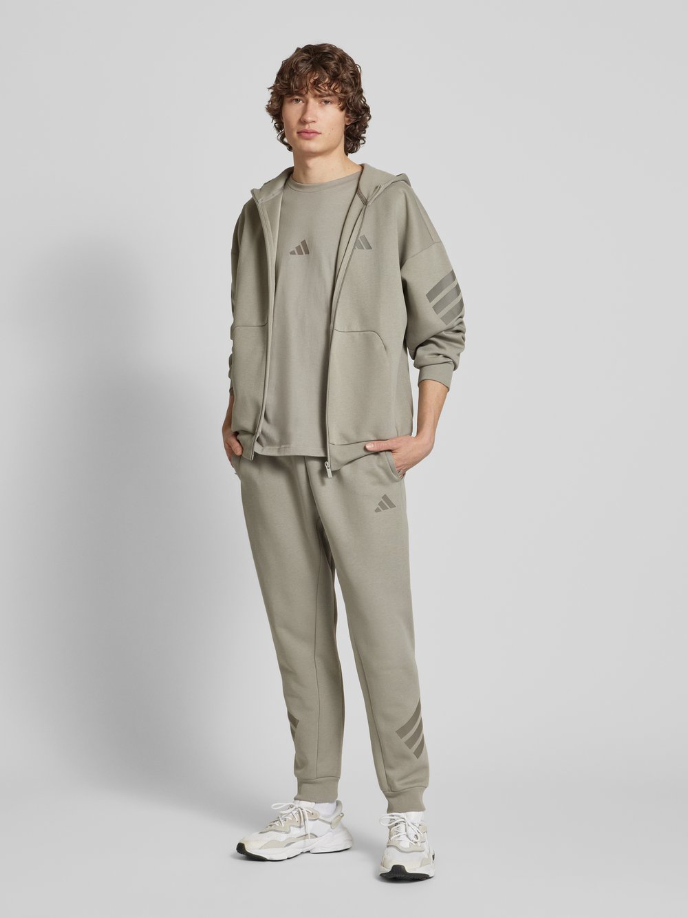 

Толстовка оверсайз с этикеткой и принтом ADIDAS SPORTSWEAR, серо-коричневый