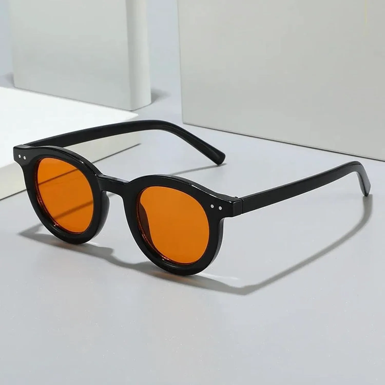 

Овальные солнцезащитные очки для женщин, модные, прозрачные, градиентные, UV400, черные; мужские, трендовые, с заклепками, в стиле панк TVTBBVV, Gray Gray