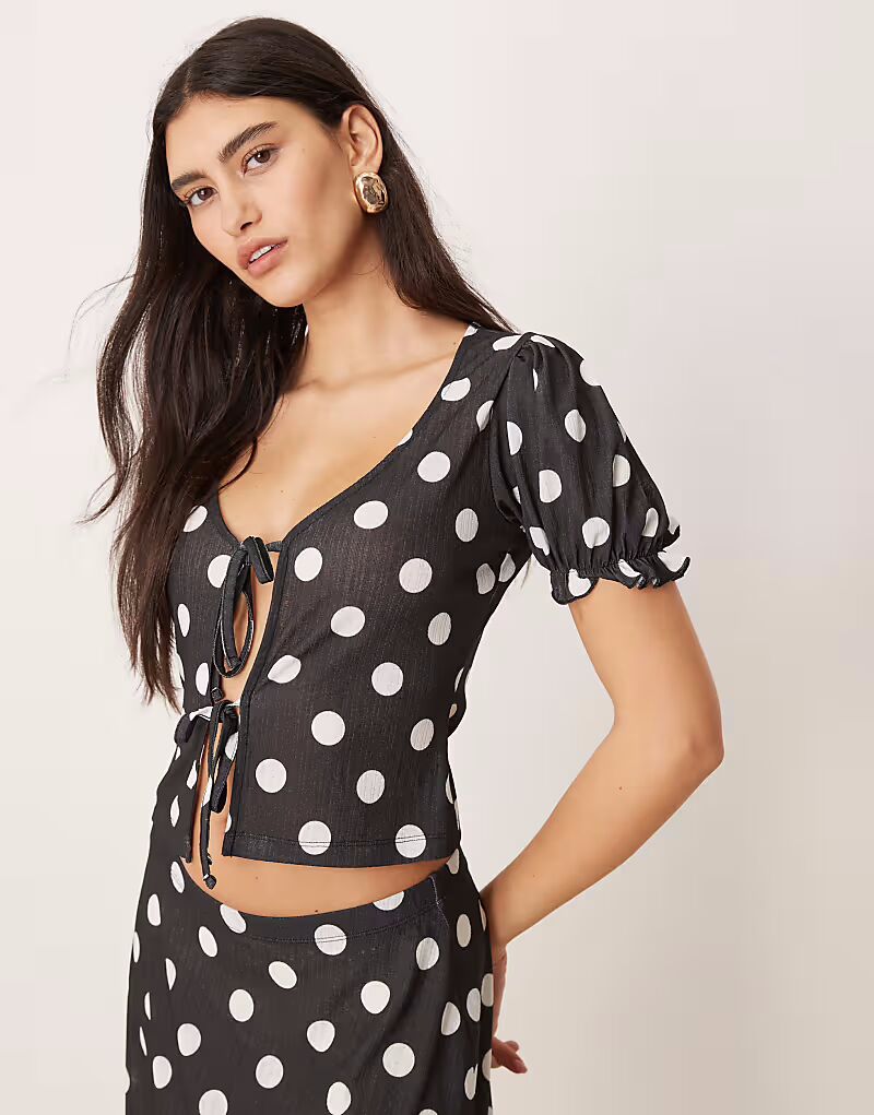 

Топ ASOS DESIGN с сухими ручками, завязками спереди, объемными рукавами в горошек, черного цвета