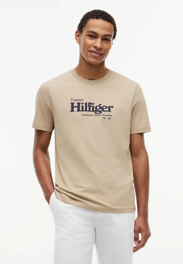 Футболка Tommy Hilfiger с принтом, батик хаки