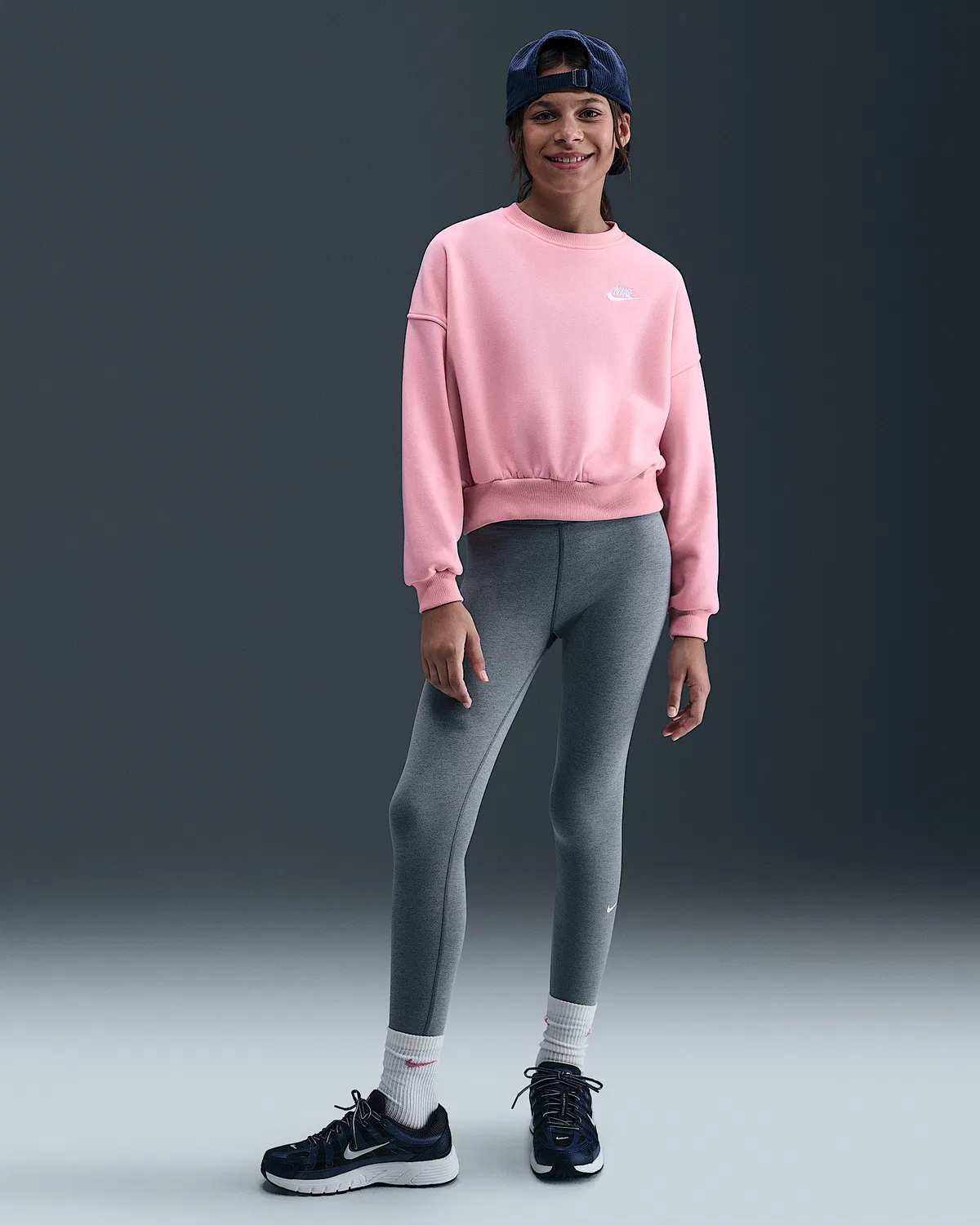 Детский свитшот Nike Sportswear Club Fleece с круглым воротом, Medium Soft Pink/Medium Soft Pink/White — фото 4