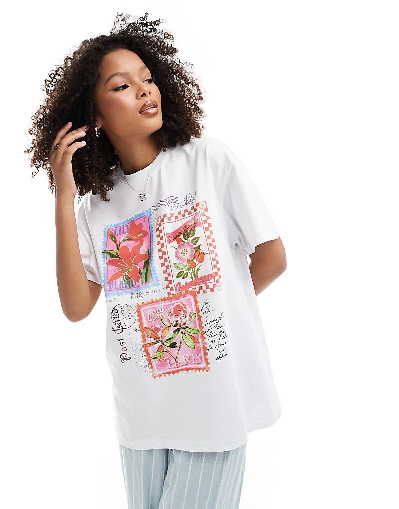 

Miss Selfridge – белая футболка оверсайз с принтом в виде открытки