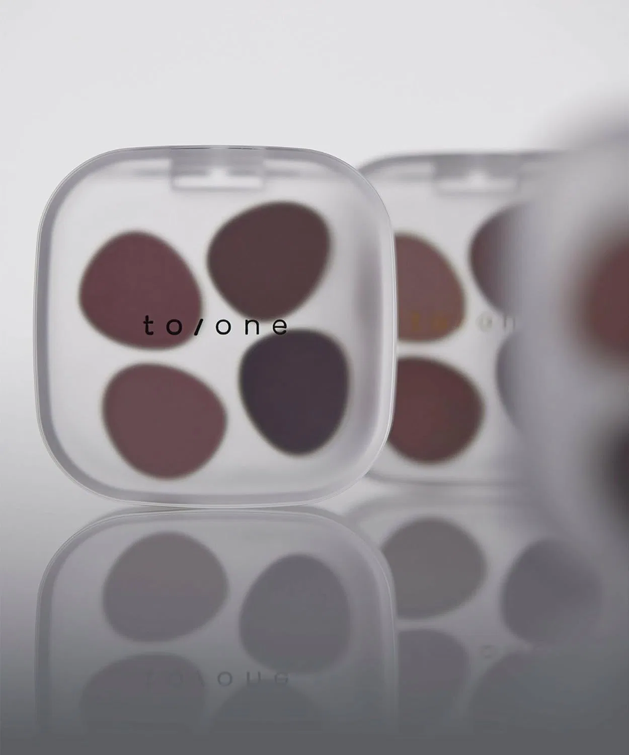 Палетка теней для век To/one Petal Float Eyeshadow Palette 08 Classy Beige — фото 4