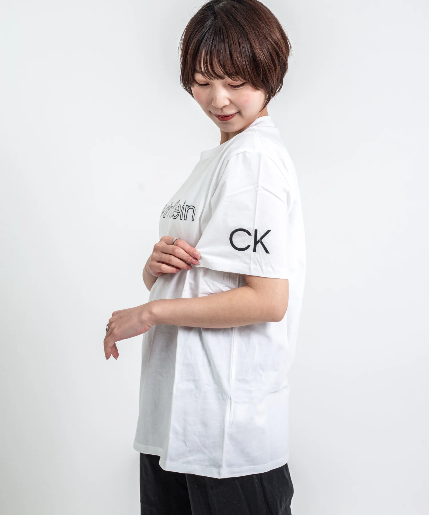 Футболка с логотипом Calvin Klein из 100% хлопка бежевая — фото 2