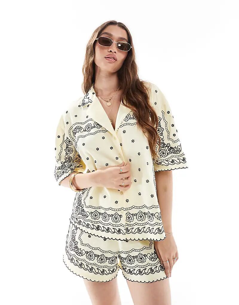 

Рубашка ASOS DESIGN Revere с вышитой банданой желтого цвета