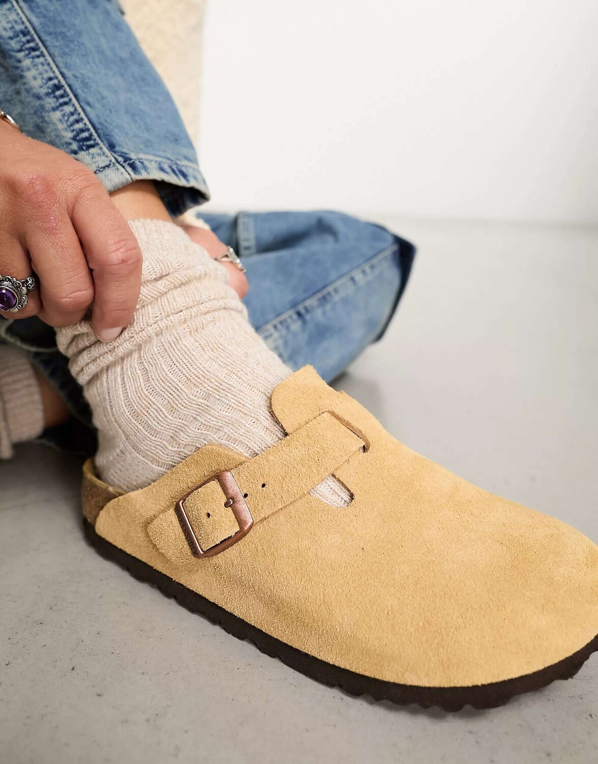 

Сабо Birkenstock Boston из замши бежевого цвета латте
