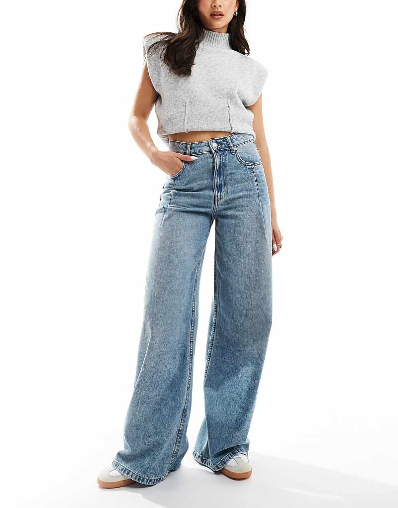 

Светлые широкие джинсы со складками ASOS DESIGN