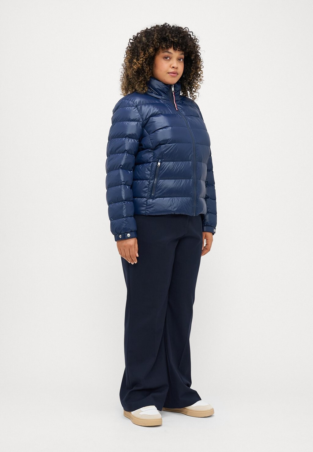

Пуховик FEMININE GLOSS Tommy Hilfiger Curve, темно-синий