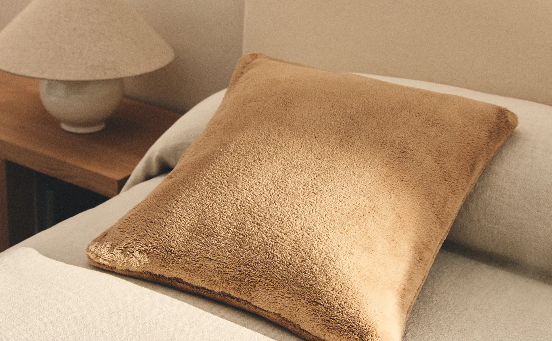 

Однотонный чехол на подушку из искусственного меха Zara Home, бежевый