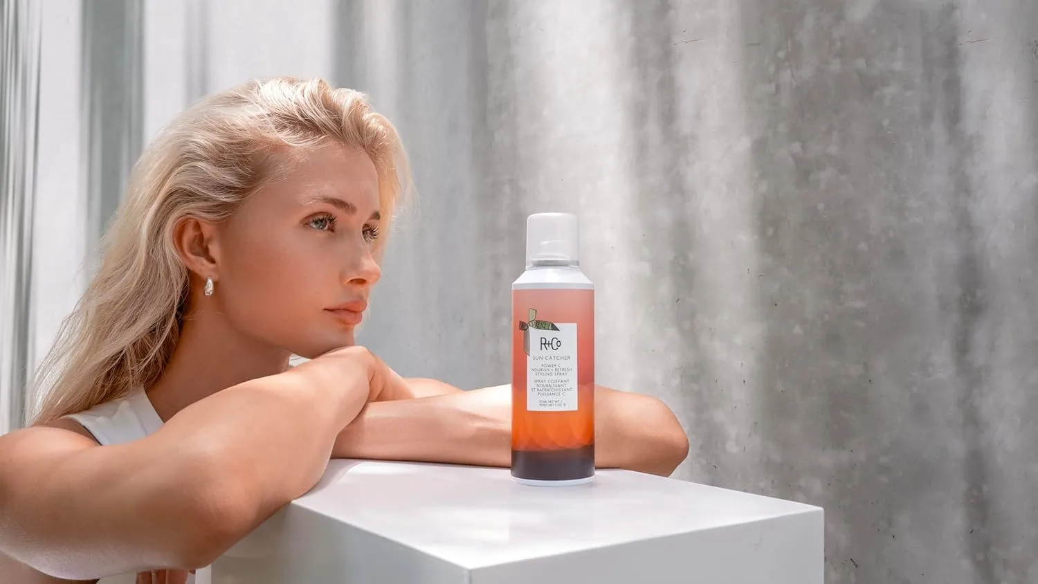 R+Co SUN CATCHER Power C Nourish + Refresh Styling Spray, несмываемый спрей с витамином C, защита от нагрева до 450°F, ультрафиолета и загрязнений, увлажнение с гиалуроновой кислотой и веганскими пептидами Пробник (1 шт.) — фото 4
