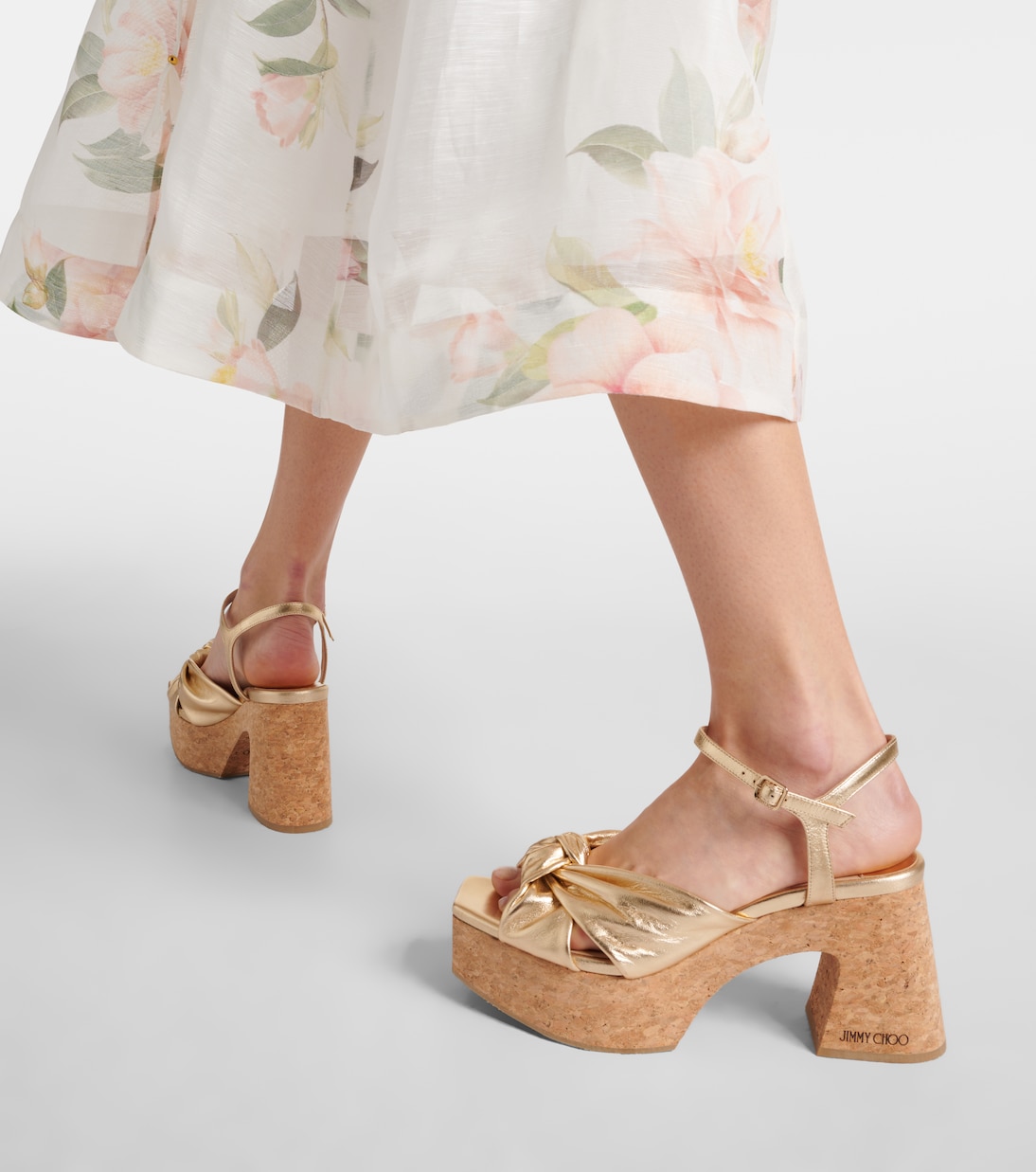 Босоножки Heloise 95 из металлизированной кожи на танкетке Jimmy Choo, золотой — фото 4