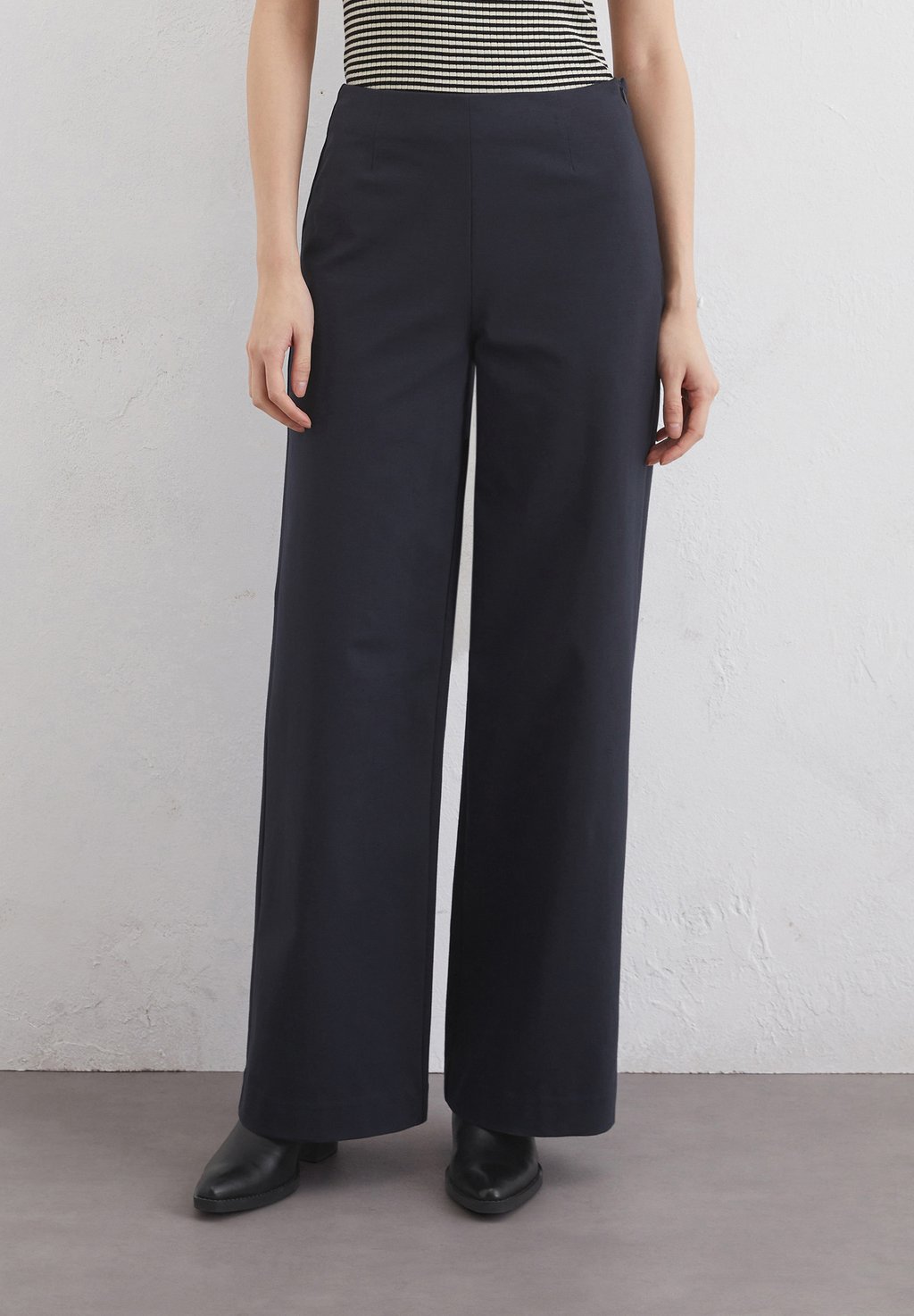 

Брюки WIDE LEG AT WAIST WITH DARTS WELT POCKET AT BACK Marc O'Polo, темно-синий