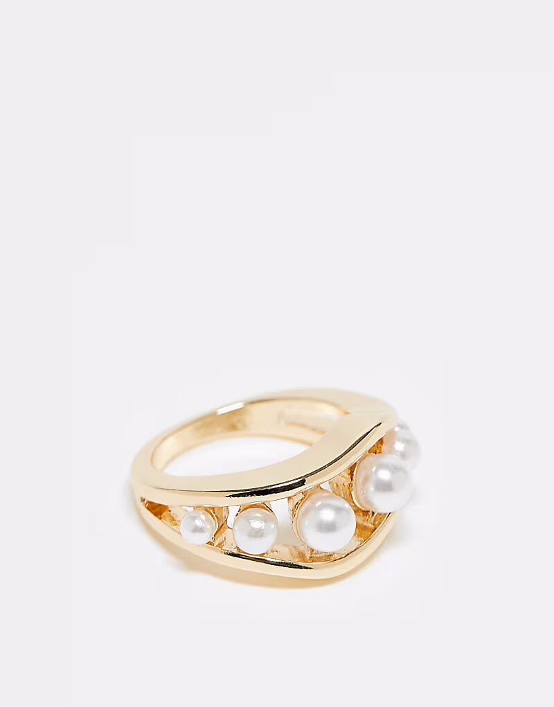 

Кольцо с отделкой из искусственного жемчуга в золотистом оттенке Asos Design