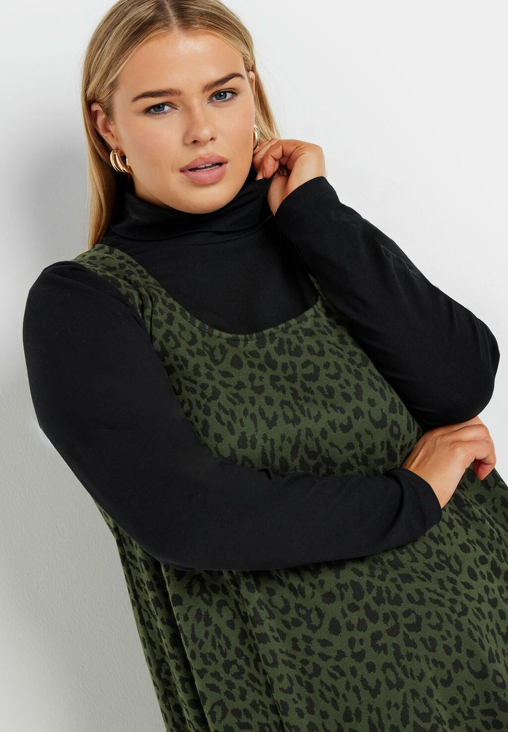 

Платье из джерси LEOPARD PRINT PINAFORE Yours Clothing, темно-зеленый
