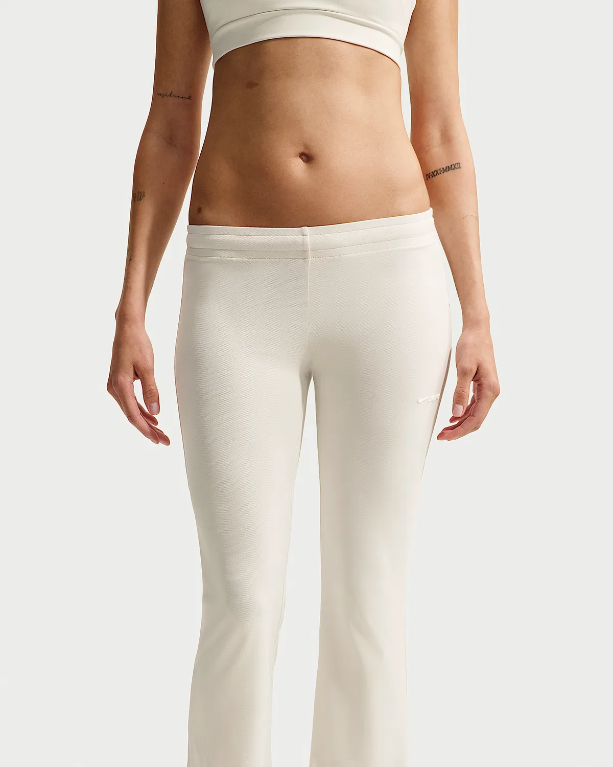 Женские брюки NikeSKIMS Airy с заниженной талией, мини-клеш, NSKM Actv Ivory/NSKM Actv Ivory — фото 2