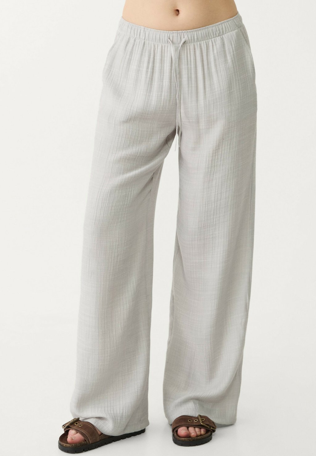 

Брюки FLOWING TEXTURED Stradivarius, серый