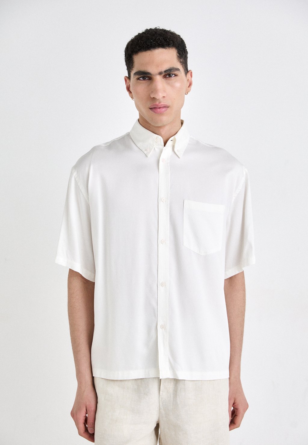 

Рубашка OVERSIZED BOXY SHORT SLEEVE Weekday, белый