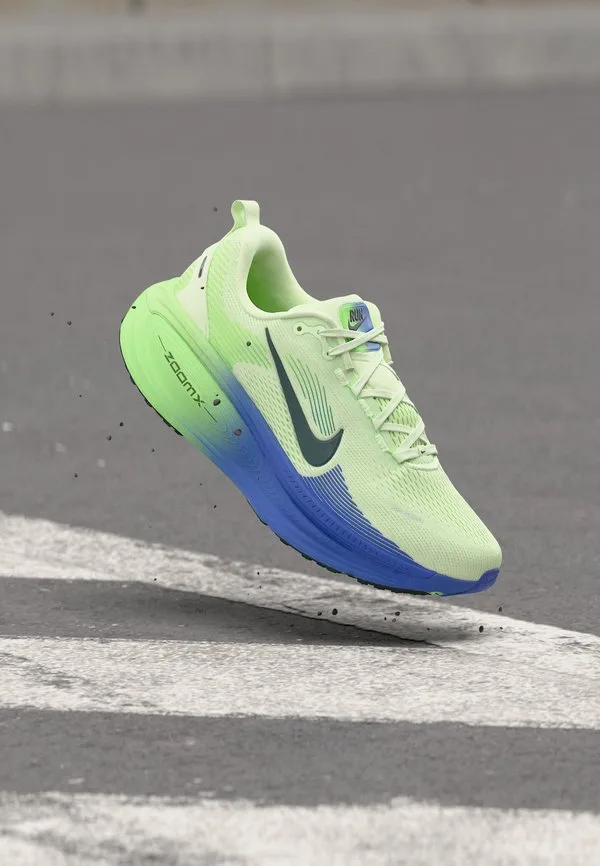 Кроссовки для бега по шоссе vomero 18 Nike Performance, White/Black Spruce/Volt Tint/Sapphire/Lime Blast
