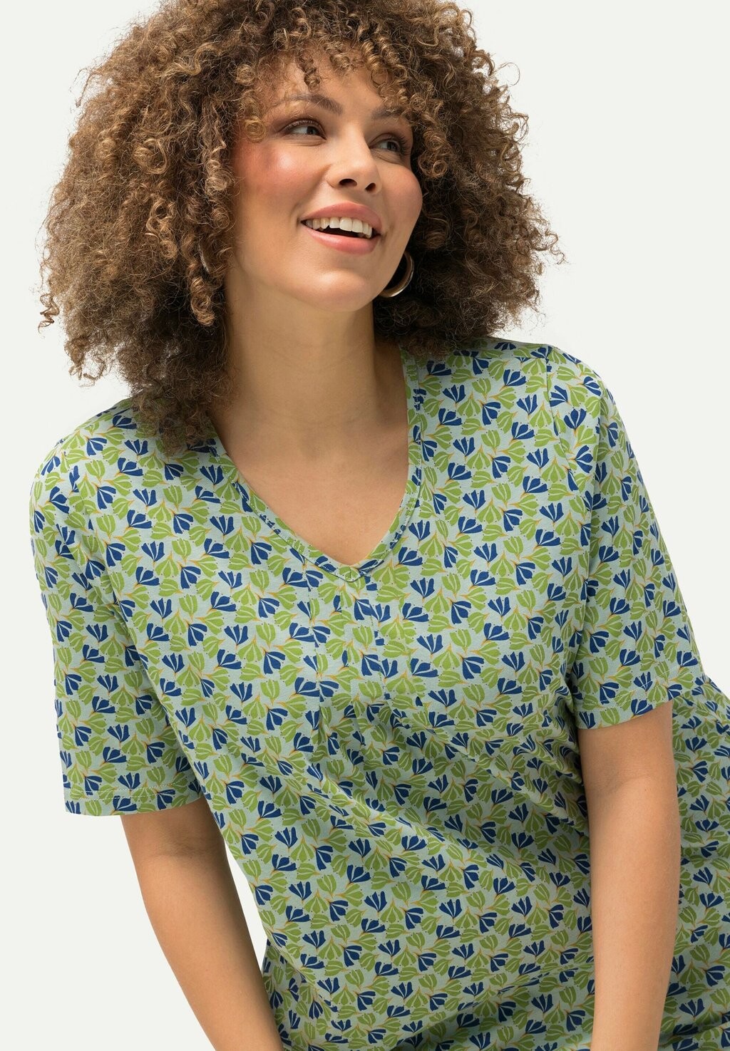 

Футболка с принтом LEAF SHORT SLEEVE V-NECK TEE Ulla Popken, светло-зеленый