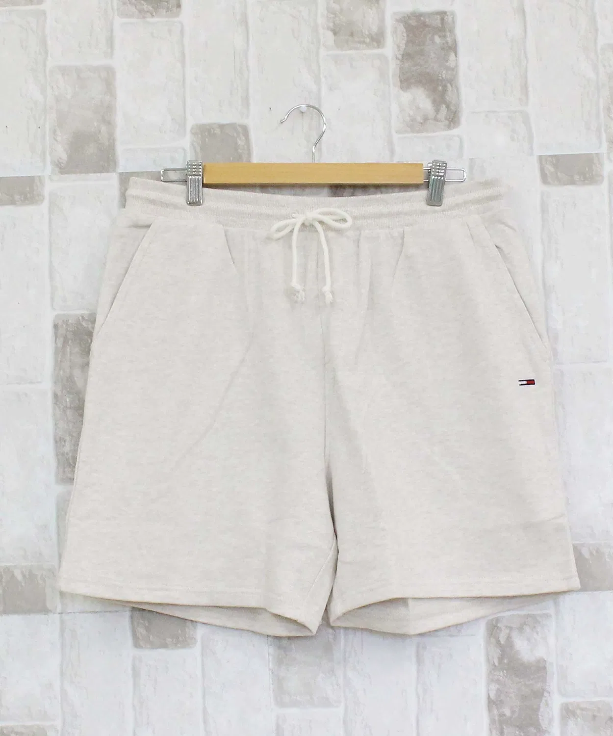 Шорты Tommy Hilfiger TJM Entry Graphic Sweatshort из хлопка, цвет овсянка — фото 2