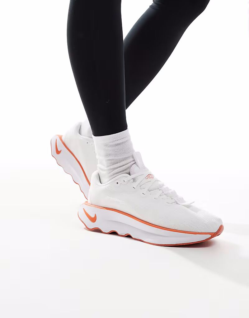 Кроссовки Nike Training Motiva белого и оранжевого цвета