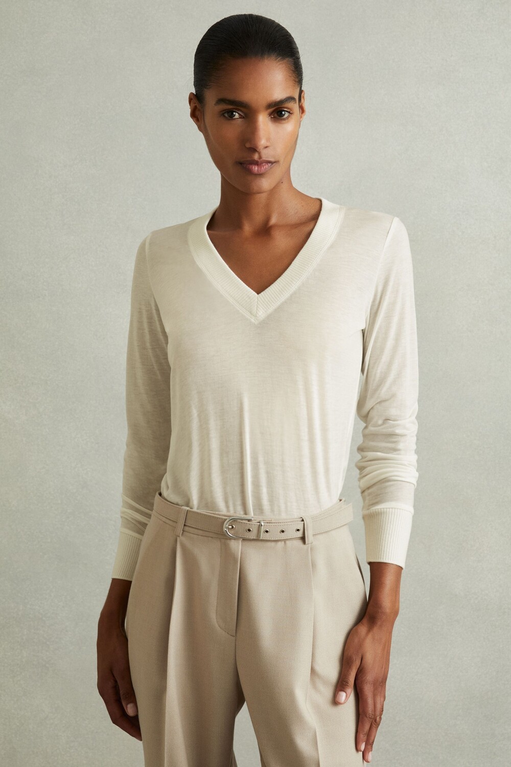 

Топ из шерсти лиоцелла Evelyn с V образным вырезом Reiss, бежевый