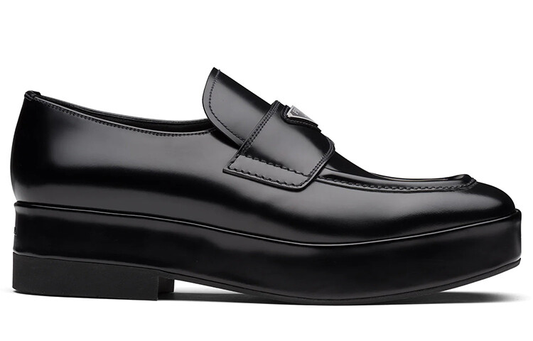 

Женская повседневная обувь черная Prada