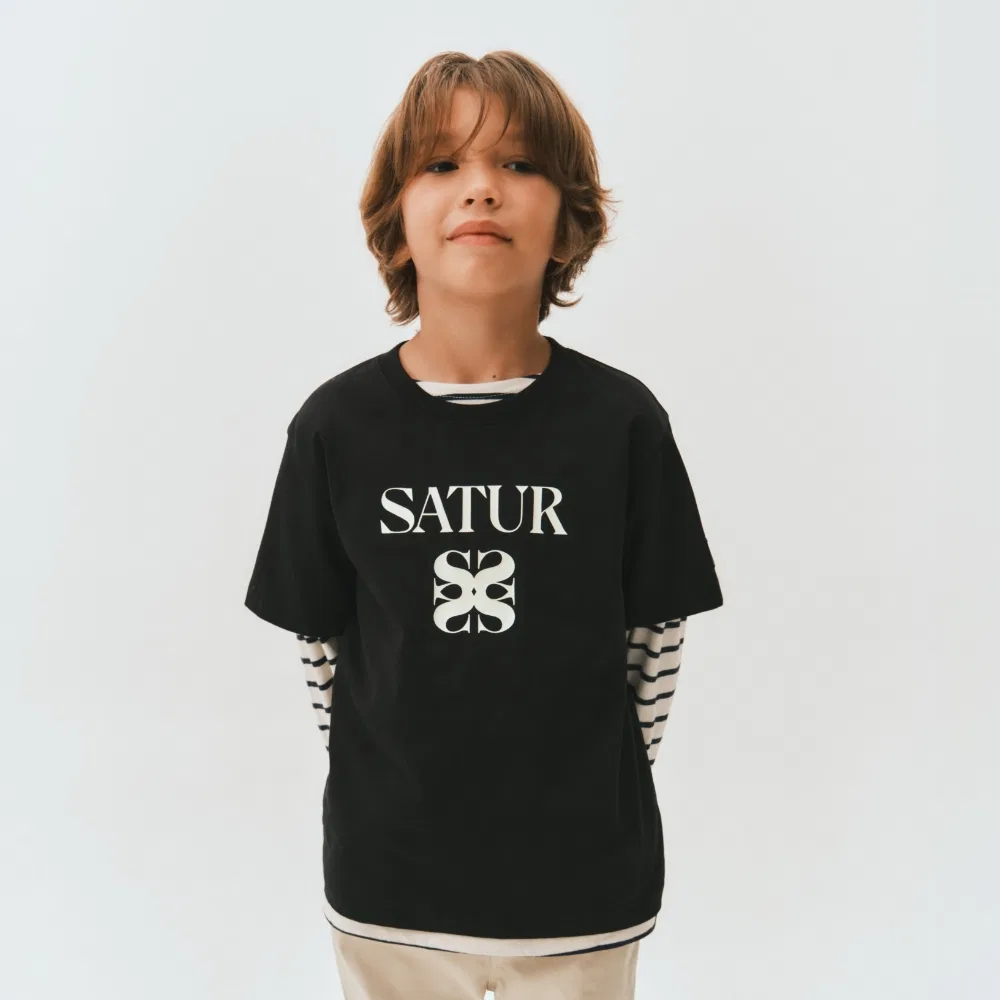 Детская футболка с классическим логотипом чёрная от Satur Kids