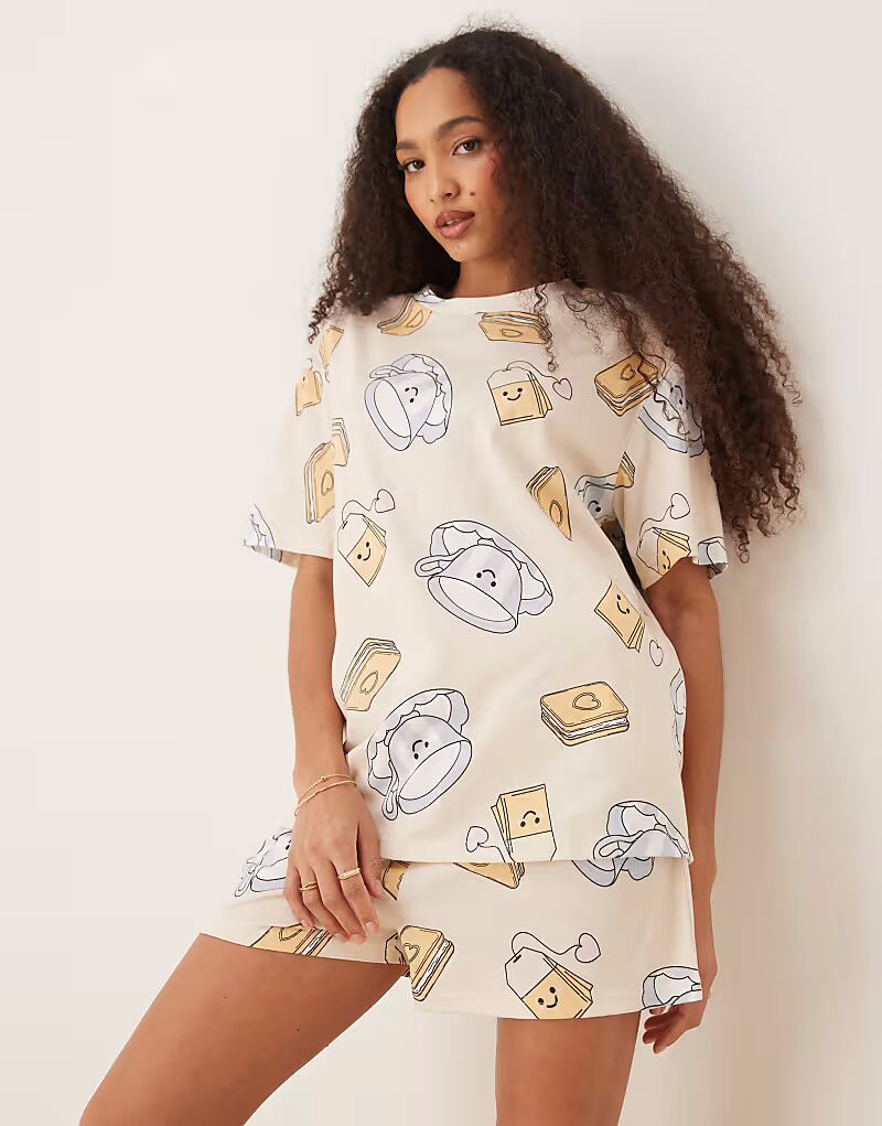 

Комплект из футболки и шорт свободного кроя с принтом «чай и печенье» от ASOS DESIGN кремового цвета