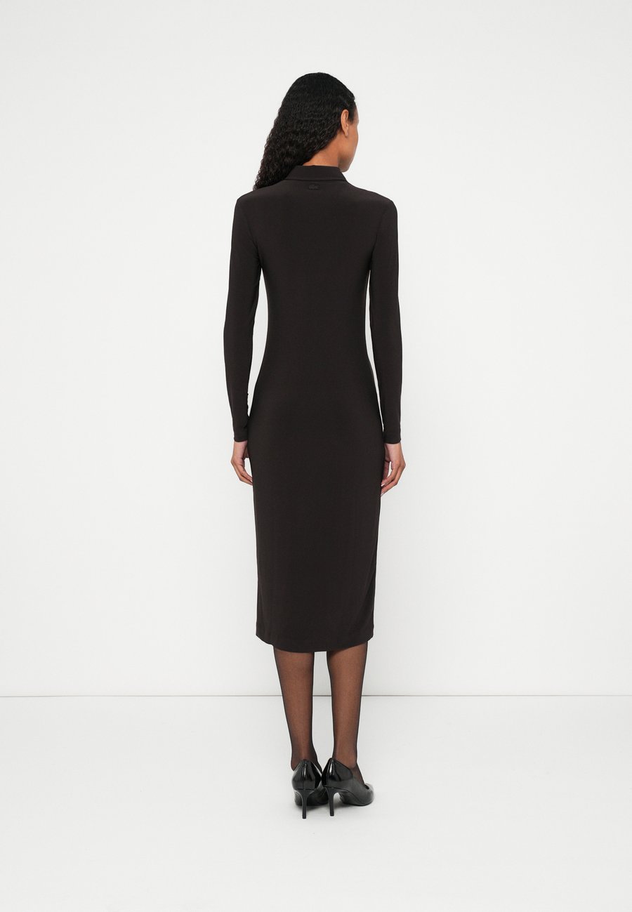 Платье Lacoste Shirt dress, Buffle/Black, V-образный вырез, черное — фото 3