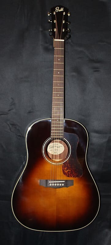 

Акустическая гитара Guild DS-240 Memoir Slope Shoulder Vintage Sunburst