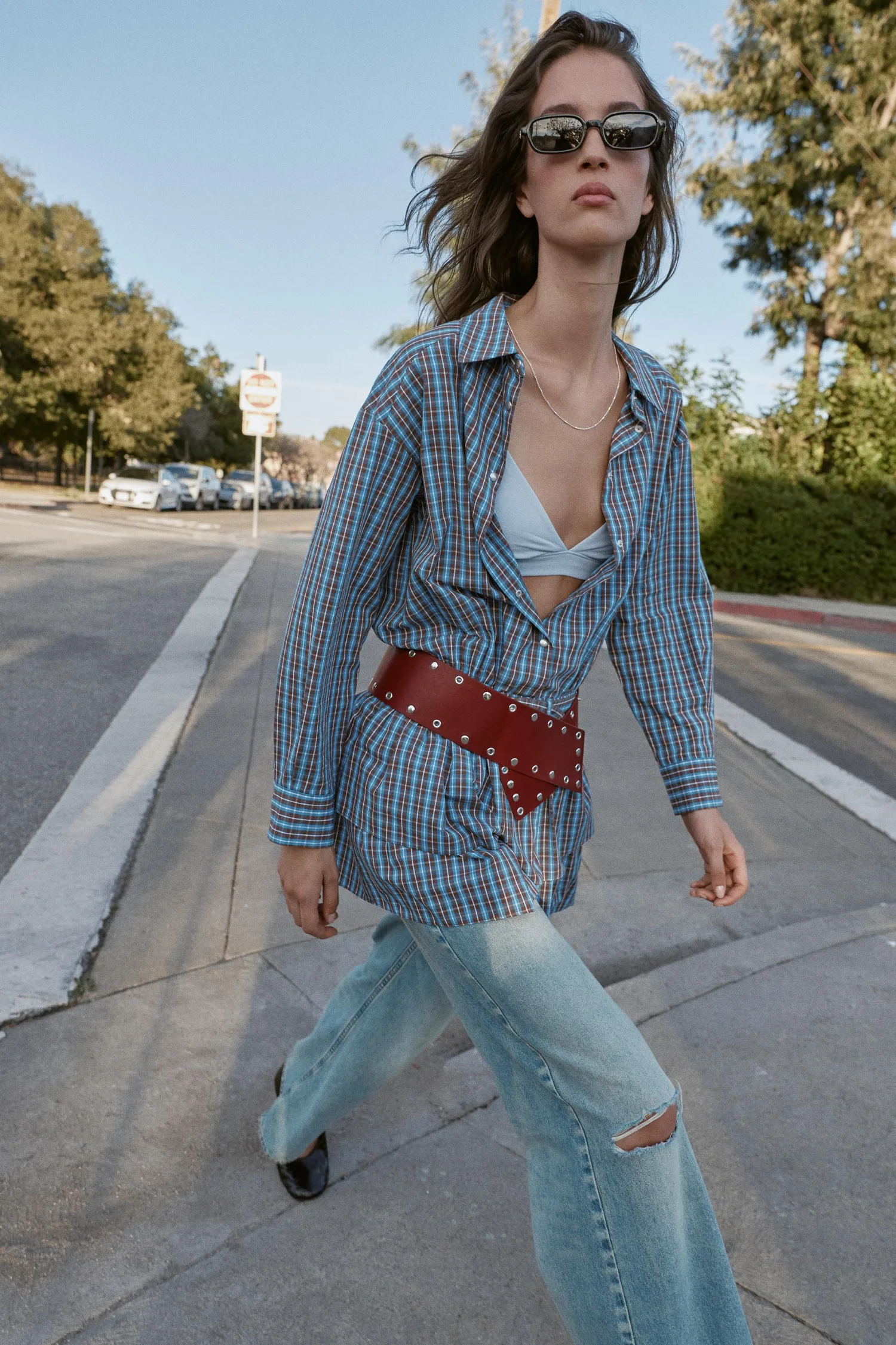 Короткое клетчатое платье с поясом и оборками Zara, коричнево-синий — фото 3