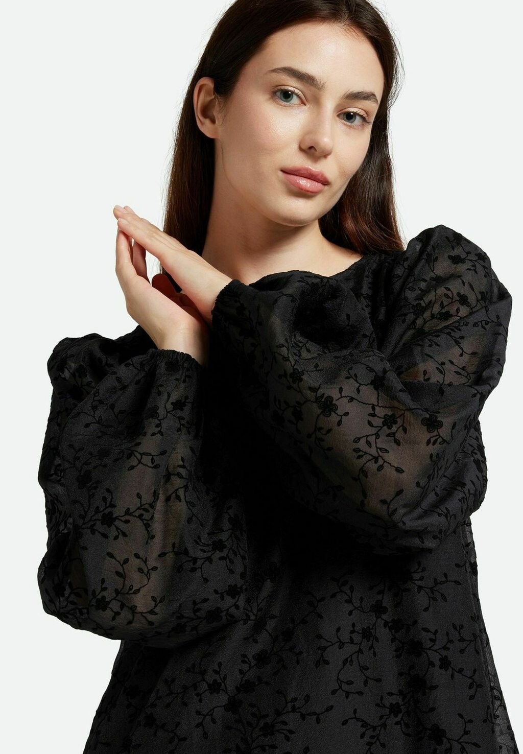 

Повседневное платье Moves, черный