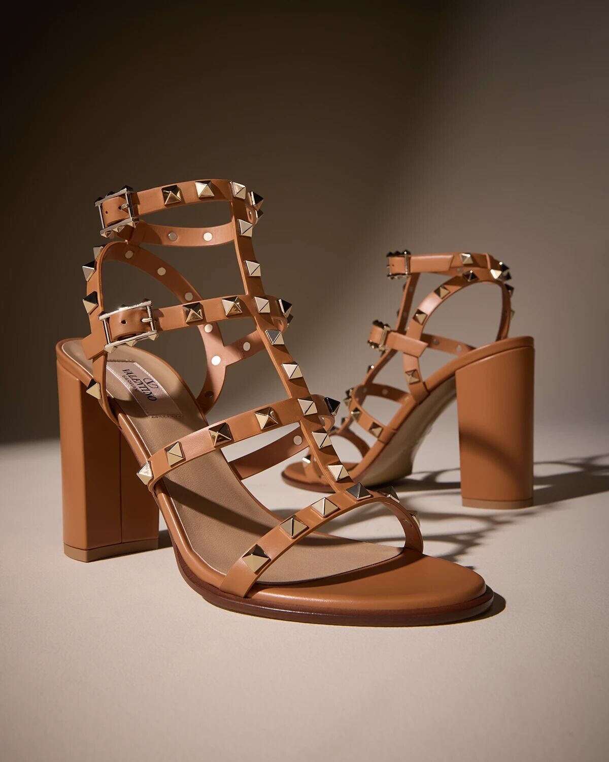 Кожаные сандалии Rockstud с Т-образным ремешком в клетку Valentino Garavani, цвет Almond Beige — фото 2