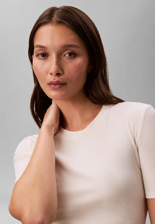 Футболка Calvin Klein, цвет тофу — фото 4