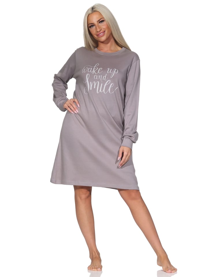 

Уютная ночная рубашка из интерлока с длинными рукавами и принтом спереди песочного цвета NORMANN