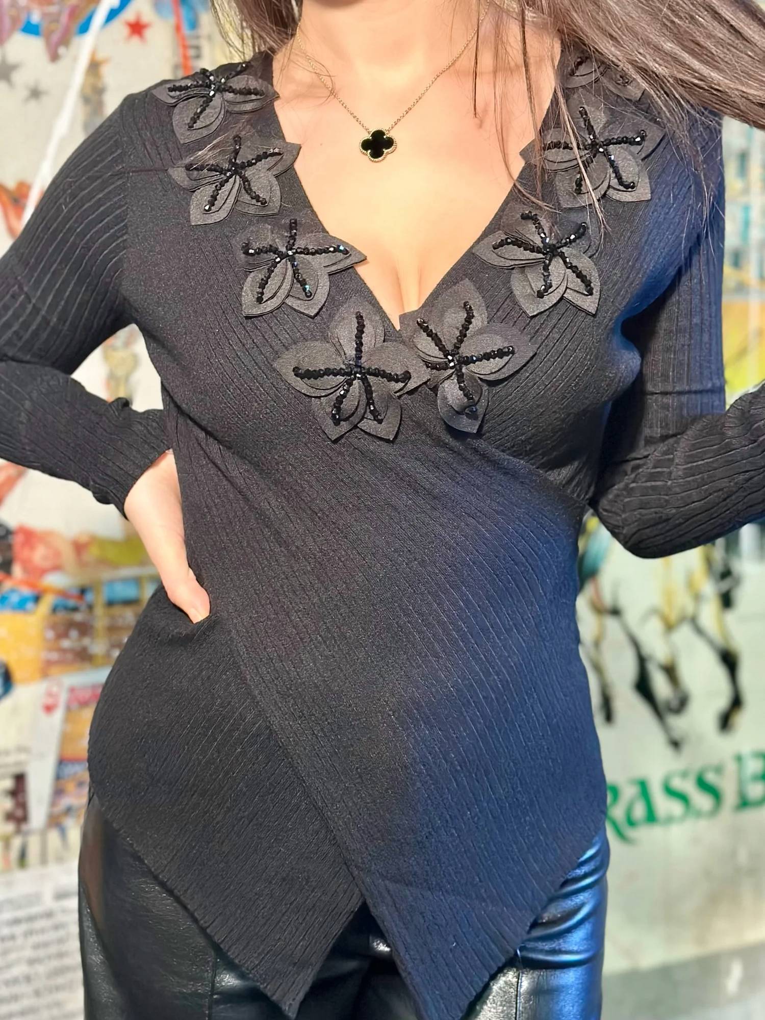 

Черный свитер с ажурной вязкой AZI