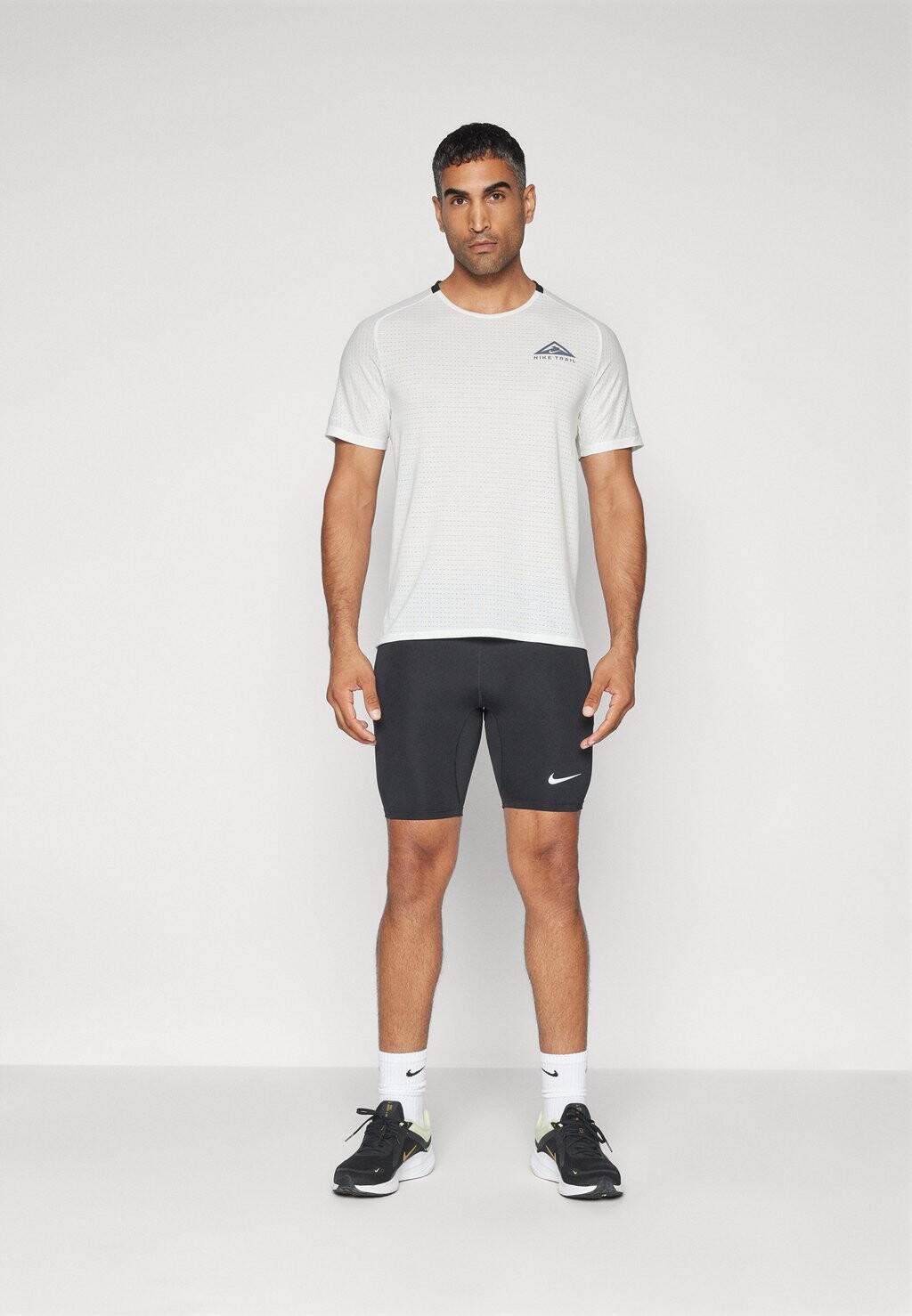 

Спортивная футболка Solar Chase Nike, Summit белая/черная