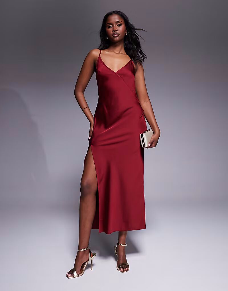 

Платье мидакси из атласа ASOS DESIGN с V-образным вырезом и разрезом темно-красного цвета