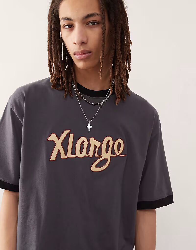 

Футболка XLARGE с ретро-логотипом и контрастной отделкой темно-серого цвета