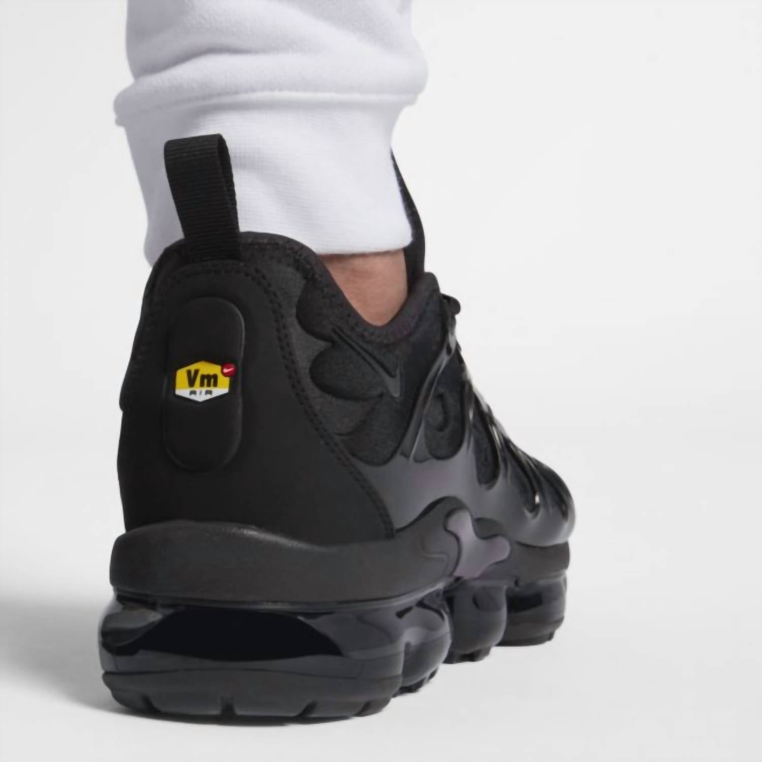 Nike Мужские кроссовки Air Vapormax Plus в черно-черно-темно-сером цвете — фото 2