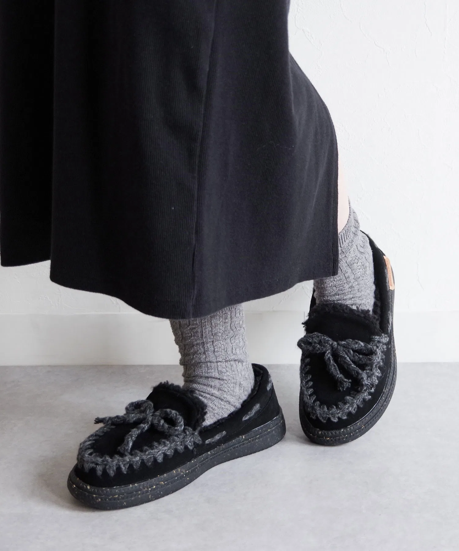Унисекс мокасины Minnetonka с вязаной строчкой и боа чёрные