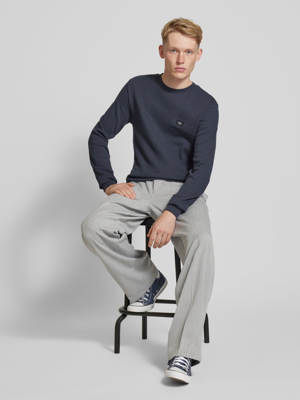 

Вязаный свитер с нашивкой-лейблом Calvin Klein Jeans, темно-синий