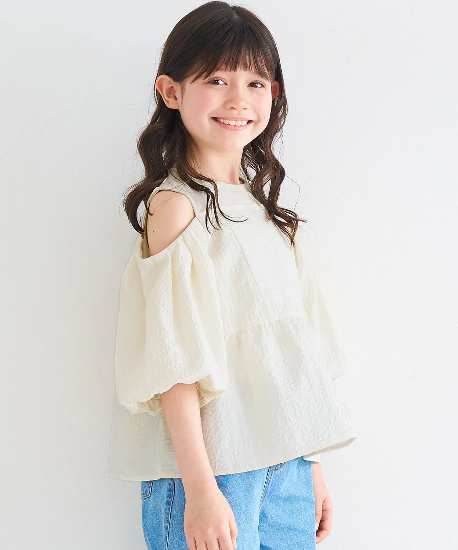 Детская хлопковая блузка с открытыми плечами coca アイボリー