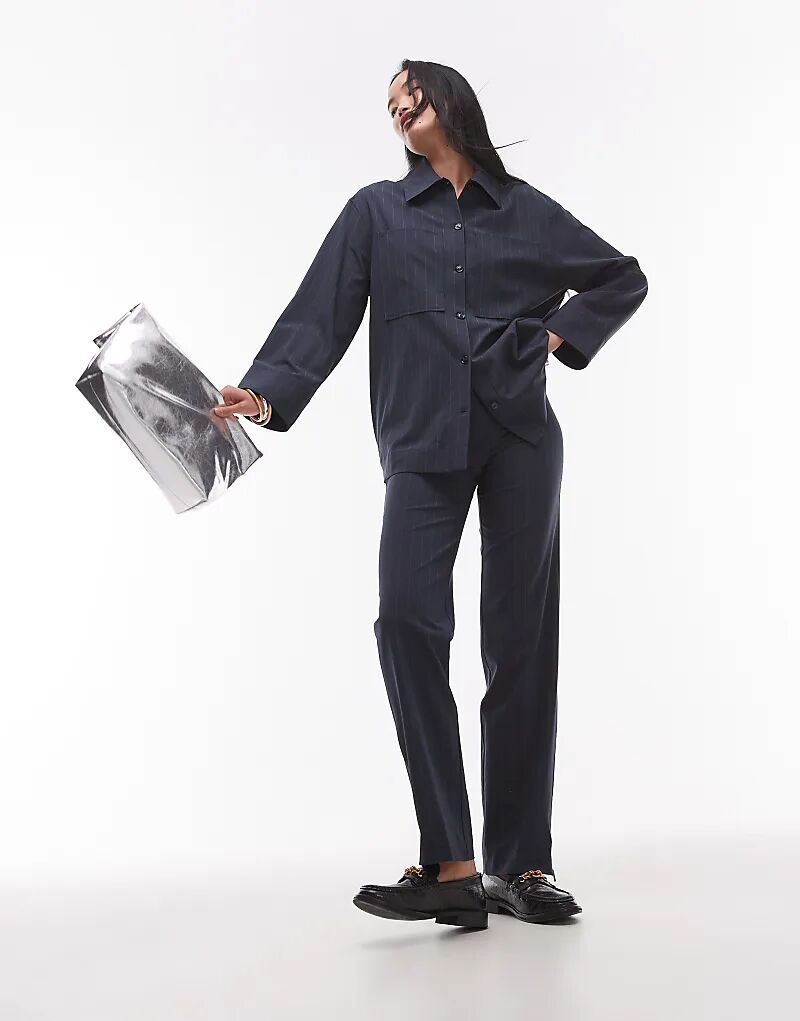 

Узкие брюки в тонкую полоску от Mango со складками спереди, темно-синего цвета