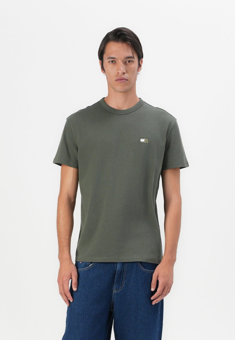 

Футболка Tommy Jeans BADGE TEE, Pewter Green Tonal/Green