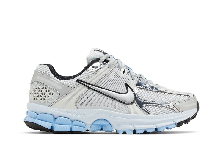 

Кроссовки Wmns Air Zoom Vomero 5, цвет Metallic Silver Blue Tint