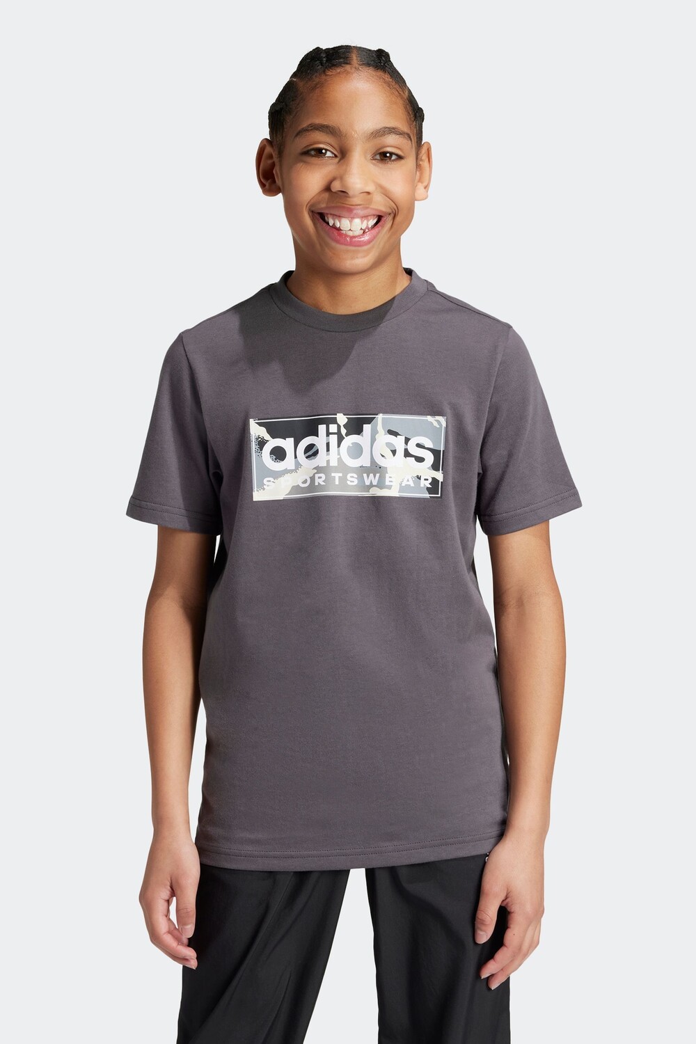 

Детская спортивная футболка с камуфляжным принтом и графикой Adidas, зеленый